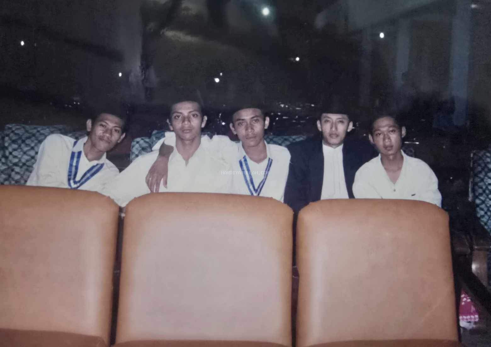 Perpisahan yang Penuh Makna: Setelah Tiga Tahun Menimba Ilmu di Pondok Pesantren Queen Al-Falah (2005)
