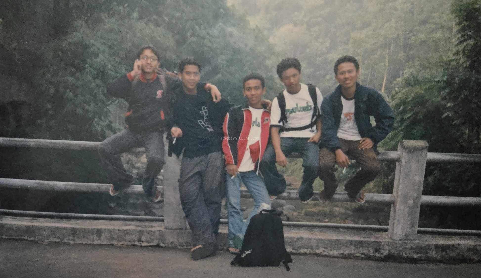 Rihlah Bersejarah: Petualangan Enam Santri Setelah Ujian Nasional (2005)
